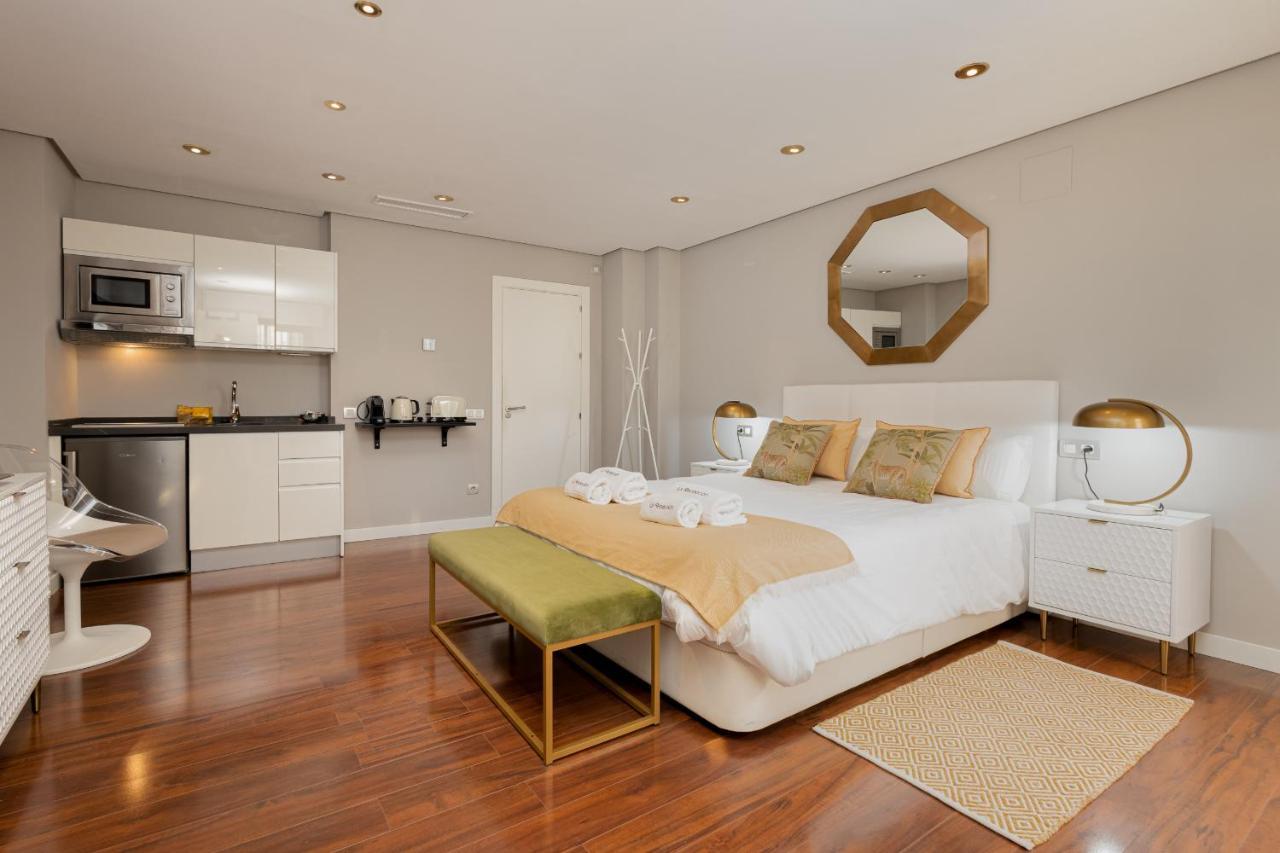 C30 Deluxe Studio With Terrace Into Cathedral Square Apartment Malaga Bagian luar foto