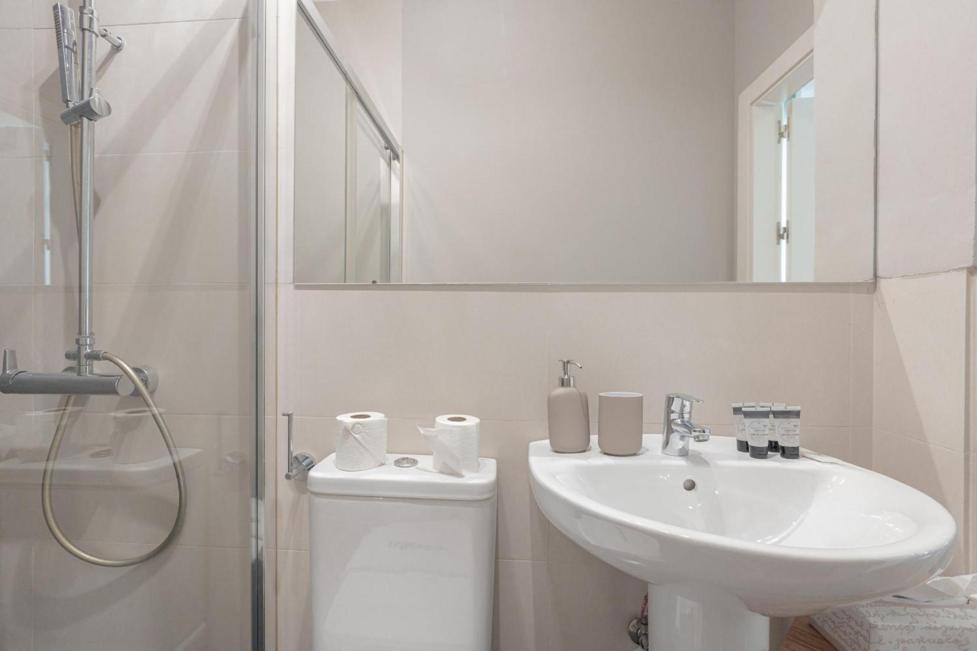 C30 Deluxe Studio With Terrace Into Cathedral Square Apartment Malaga Bagian luar foto